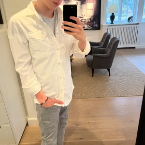 Dondup overshirt - Snygg vit Overshirt från Dondup med klassisk look. Passar perfekt in för sommaren då man kan ha den som skjorta. Han på bilden är 176 men den passar för lite längre. Hör av er!