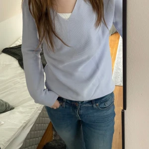 Ljuslila tröja  - Säljer denna ljuslila/blå tröjan från Uniqlo. Är superfin med ett vitt linne under som jag har på bilden. Super fin tröja i storlek S med bra kvalitet, är nästan aldrig använd! Färgen i de två första bilder är de som är mest lika verkligheten. Hör av er om frågor💕