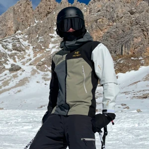 Arcteryx jacka X beams - Säljer nu en grym arcteryx jacka (Arcteryx x Beams) som jag använt under en skidresa. Säljer eftersom jag gillar tjockare jackor under skidsemestern. Detta är ju en vind / regnjacka med GORE-TEX som gör att vattnet bara rinner av jackan. Skick 9,5/10. Sitter perfekt på mig som är 180 cm lång och väger ca 75kg