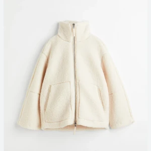 Beige teddyjacka - hm - Teddyjacka hm. Använd fåtal gånger🥰 skriv för egna bilder eller frågor