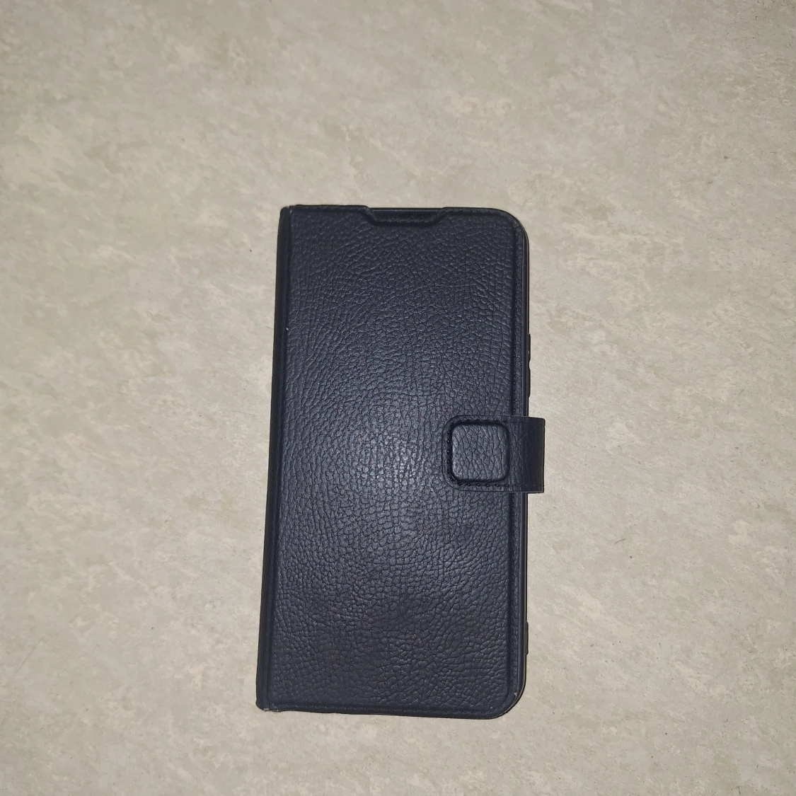 Svart mobilfodral med kortfack