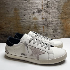 Golden Goose (oanvända) - Ett par riktigt stilrena Golden Goose av läder och mocka. De är helt oanvända och nyskick. Storlek 46 och passar även 45. Extremt högkvalitativa skor som är redo att användas. Pris är ej hugget i sten.💯