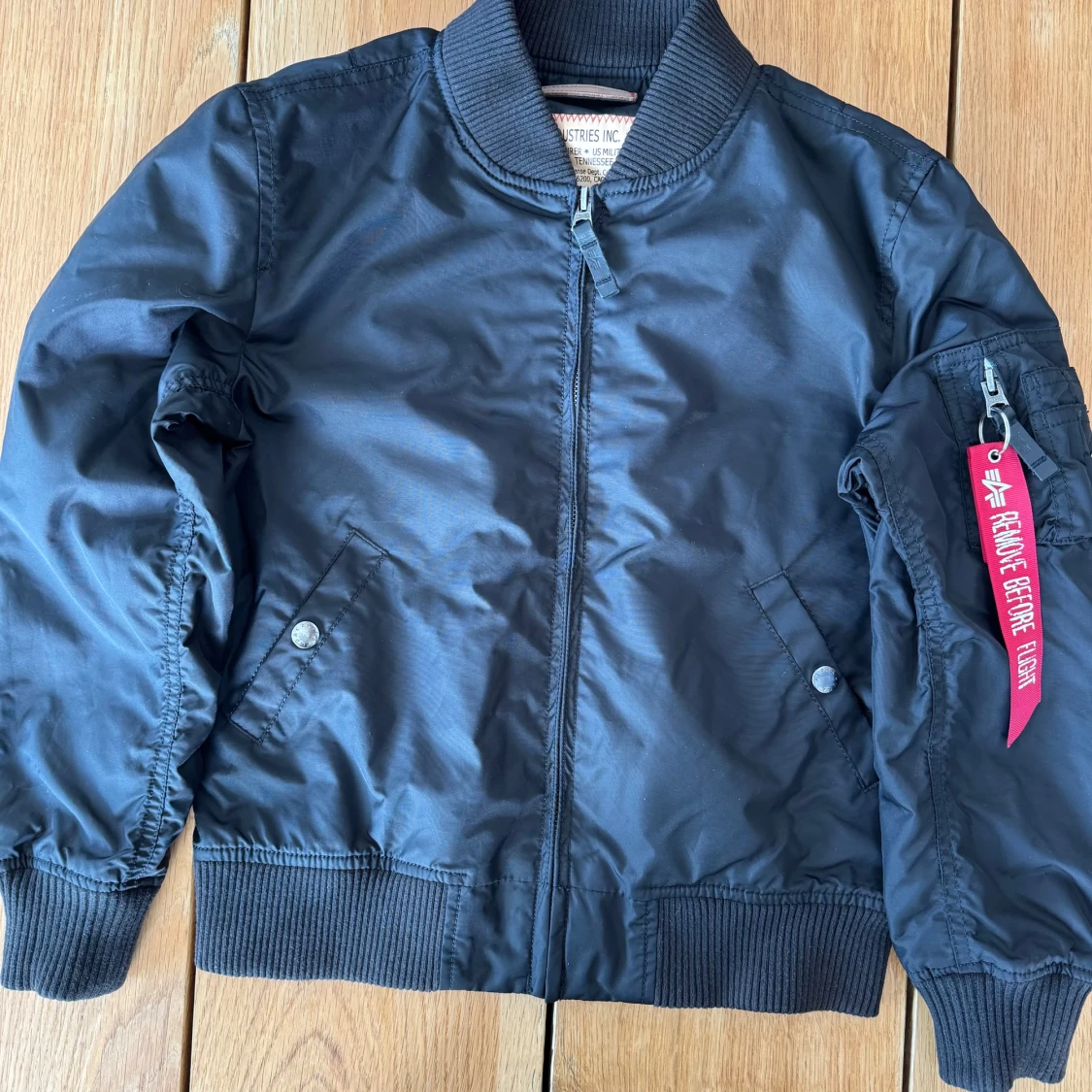 Svart bomberjacka från Alpha Industries