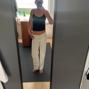 Vita jeansbyxor från Wera - Snygga vita jeansbyxor från Wera med en avslappnad passform. Byxorna har en hög midja och raka ben med fransade kanter pga jag förlängde dom. Perfekta för en stilren look. Jag är 184 cm. De är väldigt flexibla i materialet. 