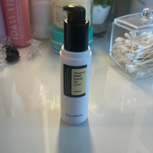 Advanced Snail Peptide Eye Cream - En ögonkräm från COSRX med avancerad snigelpeptidformel. Kommer i en praktisk pumpflaska som gör det enkelt att dosera rätt mängd. Perfekt för att återfukta och vårda den känsliga huden runt ögonen.