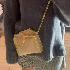 Stella mccartney väska - Säljer en snygg väska från Stella McCartney som är väl använd därav priset.