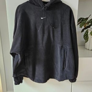 Nike Therma fit hoodie - Ny fleecehoodie från Nike i oversizemodell. Storlek S. Nypris 950kr.