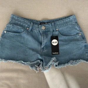 Blå jeansshorts från Boohoo - Snygga blå low waist jeansshorts från Boohoo som jag säljer för jag tycker inte de passade mig. Stl M (38) 🫶🏽