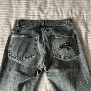 Vintage jeans - Mammas gamla jeans från Att. De är lowwaist/midwaist och raka i benen. Snyggt broderi på fickan. De är slitna i grenen men det syns inte när man har de på. Det är även någon sorts sliten rand långt ner på byxbenen (inget man tänker på), vet ej vad det kommer från. Midjemått 37-38 cm men stretchiga, innerbenslängd 82 cm (jag är 165) 