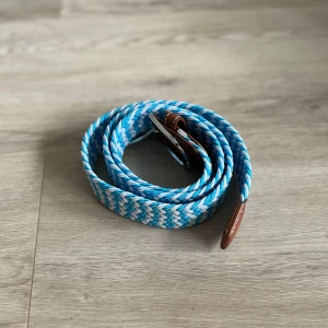 Flätat bälte -  Blått🔵vitt⚪️Flätat bälte i mycket bra skick                              Passar perfekt till skjortan i sommar☀️eller bara till en hoodie en härlig dag🤩