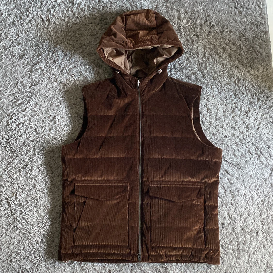 Brun manchester dunväst med huva