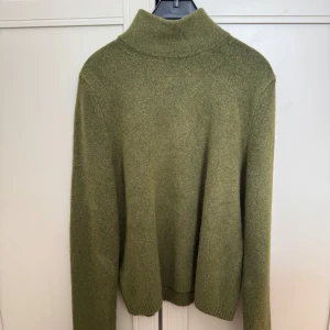 Olivgrön polotröja  - Säljer en stilren olivgrön polotröja från MANGO. Tröjan har en klassisk design med lång ärm och en mjuk polokrage. Perfekt för kyligare dagar och enkel att matcha med olika outfits. VÄLDIGT LITEN I STORLEKEN!💚 (Passar mig som i vanliga fall har S!) 