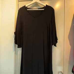 Svart klänning från Anna Field - Snygg svart klänning från Anna Field med trekvartsärm. Perfekt för en stilren look. Klänningen har en enkel design som gör den lätt att matcha med olika accessoarer.