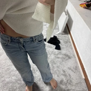 Blå jeansbyxor - Snygga blå jeans med en avslappnad passform. De har en klassisk femficksdesign och en knappgylf. Perfekta för en casual look.