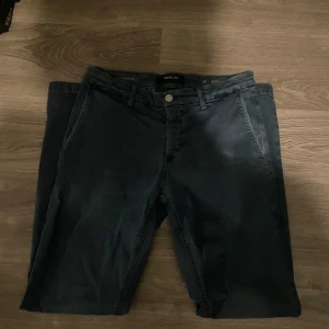 Replay jeans  - Ett par riktigt fina jeans ifrån replay😊dem är i stl 29/32 och är i riktigt fint skick✨