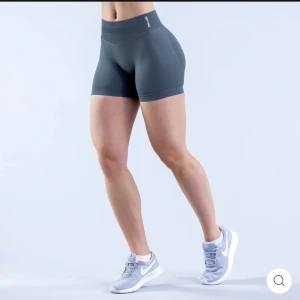 Mörkgrå träningsshorts från DFYNE - 🩶Storlek SMALL.                                           🩶enbart testade.                                   Snygga mörkgrå träningsshorts från DFYNE med hög midja och en tight passform. Perfekta för gymmet eller löprundan. De är tillverkade i ett stretchigt material som ger bra rörelsefrihet.