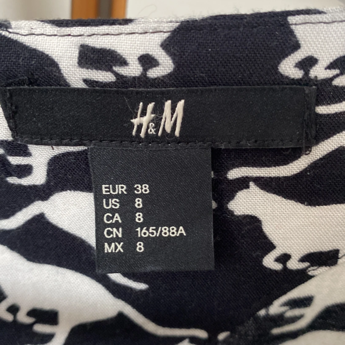 Svartvit klänning med kattmönster - 4