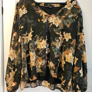 Blus - Fin helt oanvänd blus från Alice Bizous i storlek 2XL med ett fastsatt linne under.