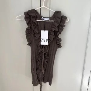 Grön topp från Zara - Säljer nu denna eftertraktade och populära gröna toppen från Zara som aldrig är använd och har prislappen kvar. den är i storlek M men sitter mer som S 💖