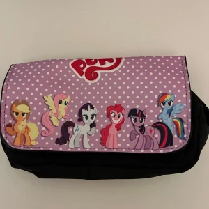 Necessär med My Little Pony - Säljer en necessär med prickigt mönster och My Little Pony på framsidan. Plånboken har flera fack med dragkedjor. för säker förvaring. 