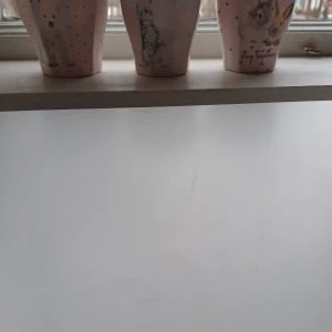Rosa muggar med djurmotiv - Säljer tre söta rosa muggar med olika djurmotiv och texter som 'stay together', 'have fun' och 'be my friend'. Muggarna har ett mönster av vita prickar och moln. Perfekt för en mysig fika eller som en fin present.