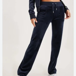 Mörkblå juicy couture byxor - Äkta juicy couture,Uppspräta i längst ned för att göra det längre om man vill så kan jag sy upp de igen (kan sy).  Nypris 1200kr (köpta på deras hemsida)
