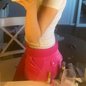 juicy byxor  - Snygga och bekväma rosa juicybyxor med fickor och knappar. Perfekta för en avslappnad stil. Byxorna har en loose passform och är tillverkade i ett mjukt material. de är knappt använda 