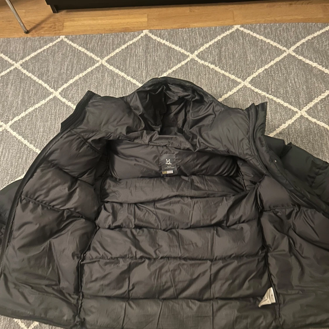 Svart dunjacka från Haglöfs - 2