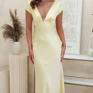 Ljusgul långklänning satin  - Säljer denna jättefina klänningen då den tyvärr var lite för liten för mig. Den är helt oanvänd och har fortfarande prislappen kvar. Tar gärna fler bilder om det önskas💕