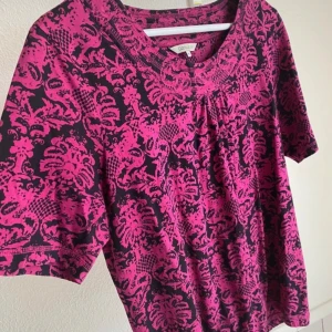 T-shirt  - Mönstrad vintage T-shirt 💕🖤