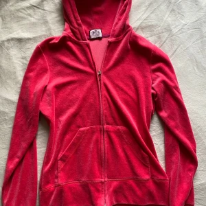 Juicy couture  - Vinted Juicy couture huvtröja storlek L i korall rosa färg. Fick av min mamma som hon hade när hon var liten.💞