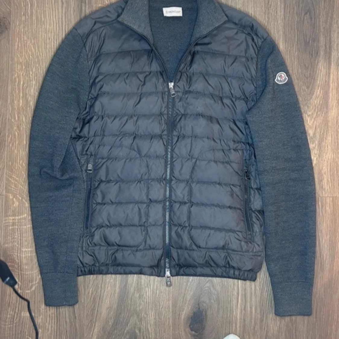 Grå jacka från Moncler - 1