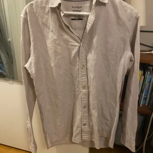 Jack n jones linneskjorta - Jättebra skick mycket lite använd. Storlek S, regular fit. Pris 150, Nypris 500. Kan gå ner i pris vid snabb affär.