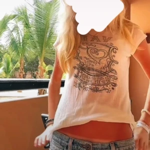 Vit kortärmad t-shirt med tryck - Säljer min jätte fina tröja ifrån NLA i storlek m men skulle säga att den passar xs/s också