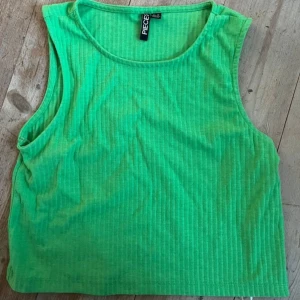 Grön ribbad linnetopp från Pieces - Säljer en fräsch grön ribbad linnetopp från Pieces. Aldrig använt!💚💚💚i storlek XS