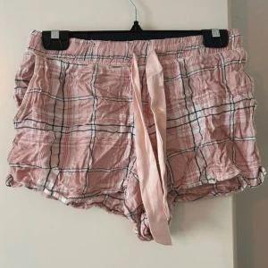 Rosa pyjamas shorts - Ett par rosa jättefina shorts! Sparsamt använda🩷