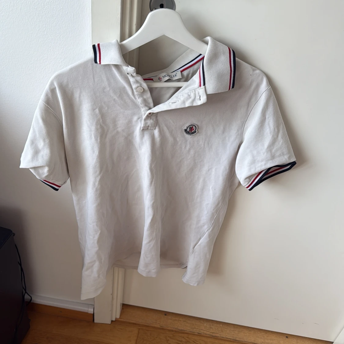 Vit pikétröja från Moncler