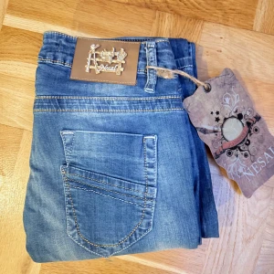 Lågmidjade jeans från Nesal  - Snygga lågmidjade blå jeans från Nesal Jeans med prislapp kvar i storlek 29/34 passar (XS-S) midjemått: 32cm innerbenslängd: 83cm💗🤗