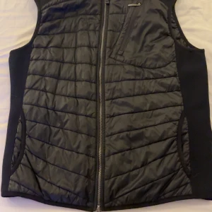 Svart quiltad väst från Parajumpers - Säljer nu denna parajumpers väst i ny skick, använd endast en sommar Storlek S pris kan diskuteras vid snabb affär 
