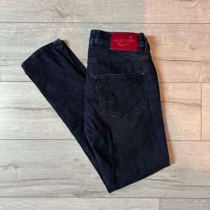 Svarta jeans från Jacob Cohën - Snygga svarta jeans från Jacob Cohen med en klassisk design. De har en dragkedja och knapp framtill samt en stilren bakficka. Perfekta för en stilren look.