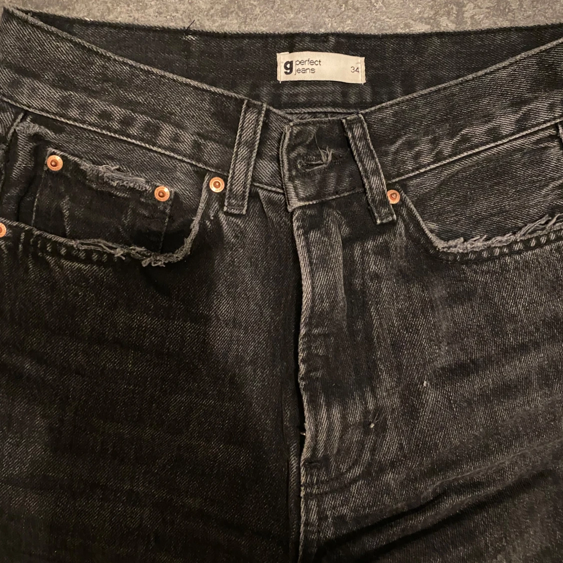 Gina tricot svarta Jeans med slits  - 2