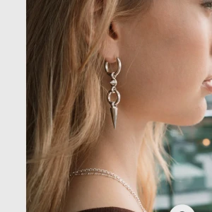 Syster P Silvriga nit örhäng - Sååå snyggt o coolt örhänge från syster som är slut sålt på hemsidan! Skriv för egna bilder! Nypris 1200 