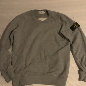 Stone Island tröja - Stone island tröja säljer pågrund av att den inte passar mig längre storlek S pris kan gå att diskuteras 