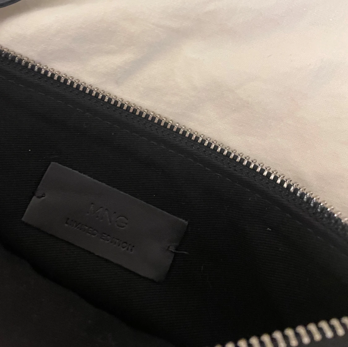 axelväska från mango - 1