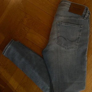 Jeans från Jack & Jones - Säljer ett par snygga ljusblå jeans från Jack & Jones i storlek W30 L30! Riktigt bra skick! Tapered fit (Sitter i princip Slim).