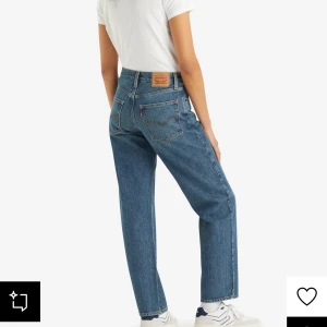 Blå jeans från Levi's - Säljer ett par klassiska blå jeans från Levi's med rak passform och hög midja. Jeansen har den ikoniska läderpatchen på baksidan och femficksdesign. Perfekta för en avslappnad stil.
