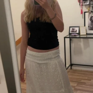 Sommar långkjol - Säljer en vacker vit sommar kjol. Bara andvänt ett par så gånger. Den är från Gina tricot Young men passar mig som brukar ha s/xs