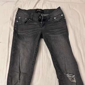 G rise Grå jeans med slitningar - Snygga grå ripped jeans från g rise. Innerbenslängden är 77 cm och midjemåttet är 35 cm. Jag är 169