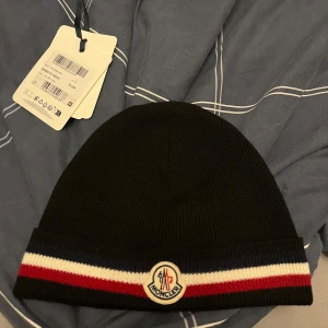 Moncler mössa - Helt ny moncler mössa endast använd ett fåtal gånger. Kvitto, påse etc. Köpt för cirka 2200 på monclers hemsida, säljer för 1500. Pris kan diskuteras vid snabb affär