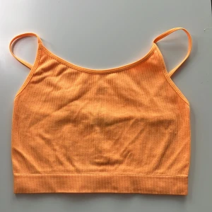 Orange ribbad linnetopp - Säljer en snygg orange ribbad linnetopp med smala axelband. Perfekt för varma sommardagar eller som ett lager under en tröja. Enkel och stilren design som passar till det mesta. 85kr + frakt, pris kan diskuteras. Hör av dig vid intresse! 🌞